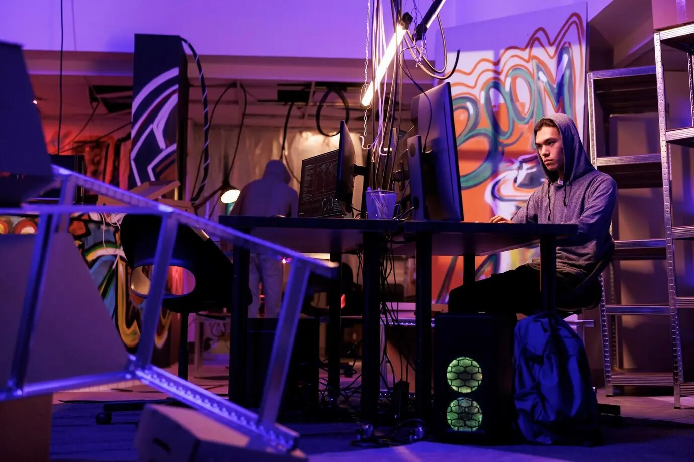 Азиатский хакер программирует компьютерный вирус.