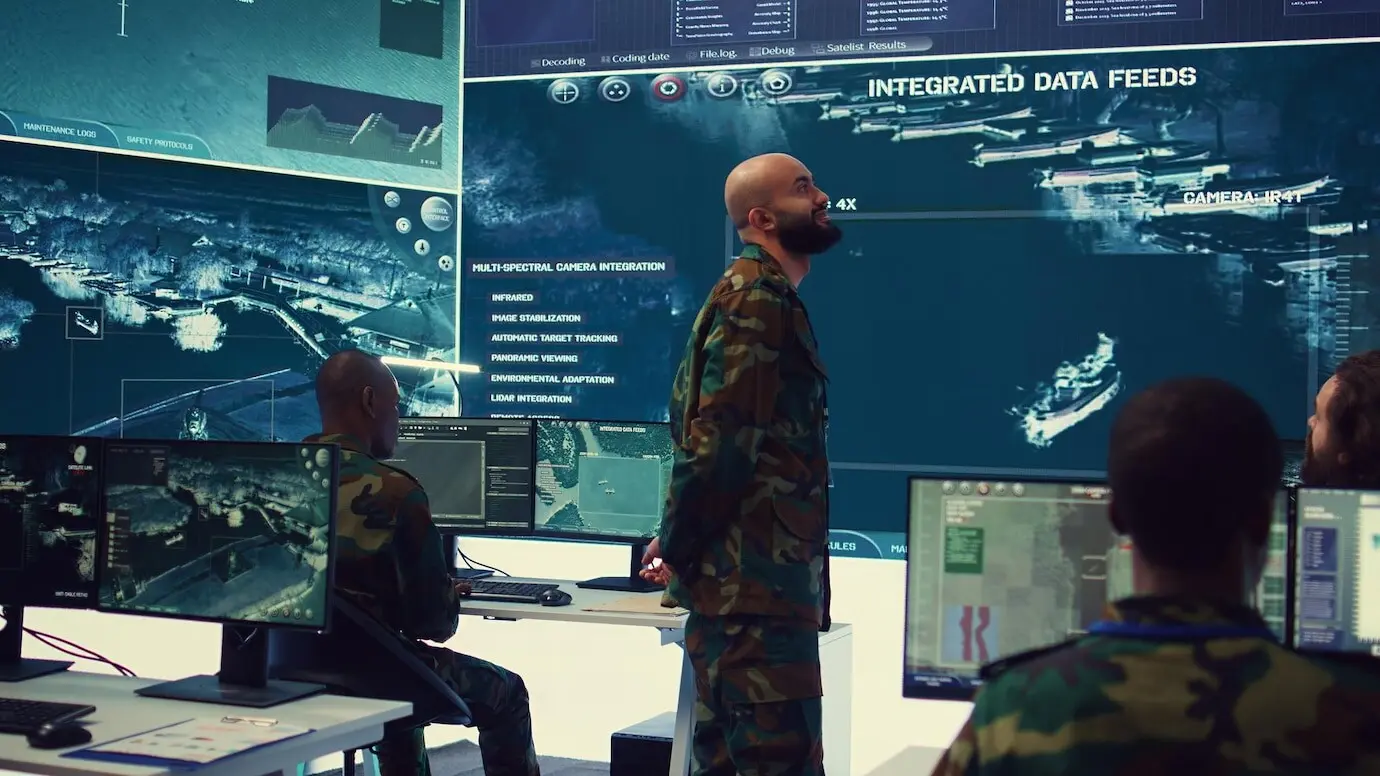 Командир, координирующий меры кибербезопасности для защиты федеральных данных.